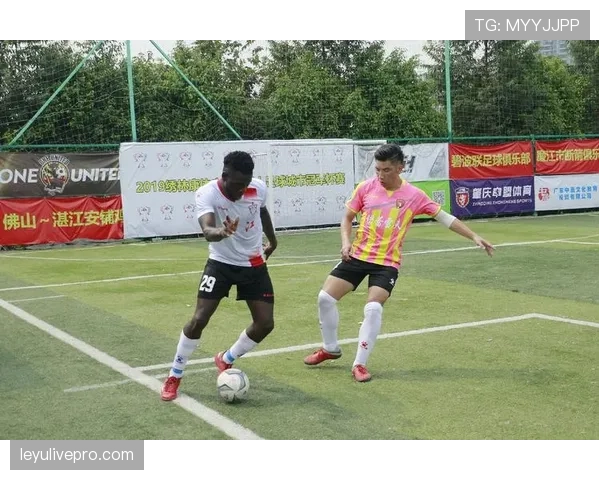 草根足球赛事报告显示，业余比赛中的定位球进球占比显著高于职业联赛